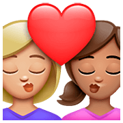 👩🏼‍❤️‍💋‍👩🏽 Emoji sich küssendes Paar - Frau: mittelhelle Hautfarbe, Frau: mittlere Hautfarbe WhatsApp 2.23.2.72.