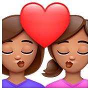 👩🏽‍❤️‍💋‍👩🏽 Emoji sich küssendes Paar - Frau: mittlere Hautfarbe, Frau: mittlere Hautfarbe WhatsApp 2.23.2.72.
