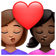 👩🏽‍❤️‍💋‍👩🏿 Emoji Beijo - Mulher: Pele Morena, Mulher: Pele Escura na WhatsApp 2.23.2.72.