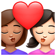 👩🏽‍❤️‍💋‍👩🏻 Emoji sich küssendes Paar - Frau: mittlere Hautfarbe, Frau: helle Hautfarbe WhatsApp 2.23.2.72.