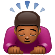 Emoji 🙇🏾‍♂️ Uomo Che Fa Inchino Profondo: Carnagione Abbastanza Scura su WhatsApp 2.23.2.72.