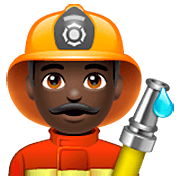 👨🏿‍🚒 Emoji Feuerwehrmann: dunkle Hautfarbe WhatsApp 2.23.2.72.