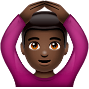🙆🏿‍♂️ Emoji Mann mit Händen auf dem Kopf: dunkle Hautfarbe WhatsApp 2.23.2.72.