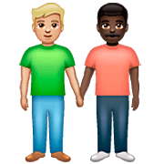 👨🏼‍🤝‍👨🏿 Emoji händchenhaltende Männer: mittelhelle Hautfarbe, dunkle Hautfarbe WhatsApp 2.23.2.72.