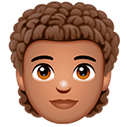 Emoji 🧑🏽‍🦱 Persona: Carnagione Olivastra E Capelli Ricci su WhatsApp 2.23.2.72.