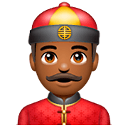 👲🏾 Emoji Mann mit chinesischem Hut: mitteldunkle Hautfarbe WhatsApp 2.23.2.72.
